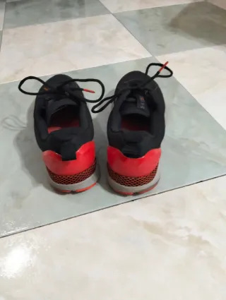 Zapatillas Under Armour Negras y Rojas