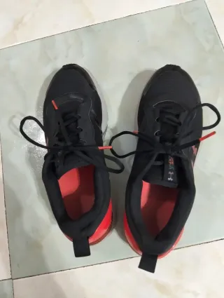 Zapatillas Under Armour Negras y Rojas