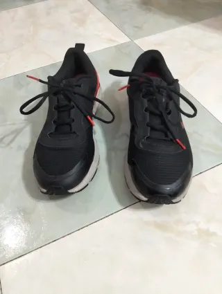 Zapatillas Under Armour Negras y Rojas