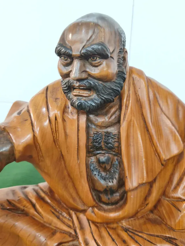 Scultura di monaco buddista Daruma Dashi in legno 27cm