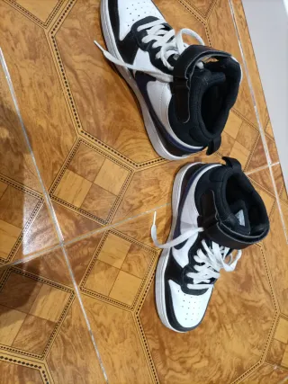 Deportivas Nike Blancas y Negras Talla 38