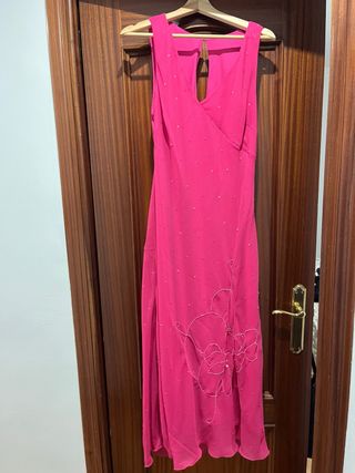 Vestido Ana Sousa rosa con capa y bolso.