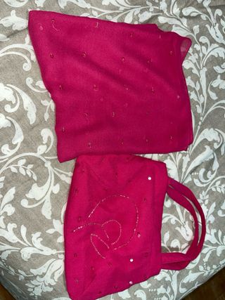 Vestido Ana Sousa rosa con capa y bolso.