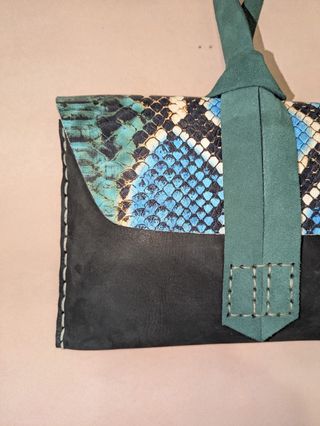 Cartera de mano tipo sobre (clutch) con un diseño