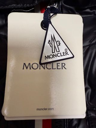 Chaqueta Moncler con capucha negra