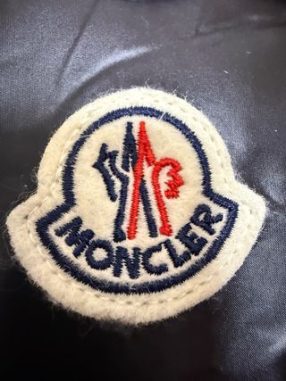 Chaqueta Moncler con capucha negra