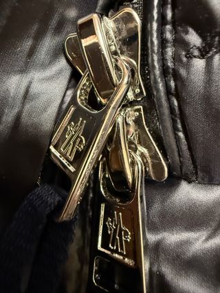 Chaqueta Moncler con capucha negra