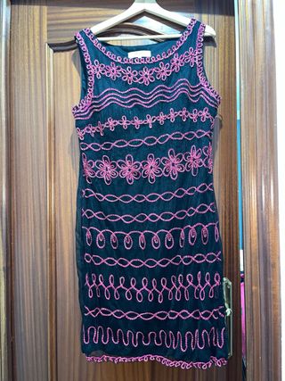 Vestido Olimara Negro con Detalles Rosas y capa
