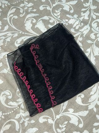 Vestido Olimara Negro con Detalles Rosas y capa