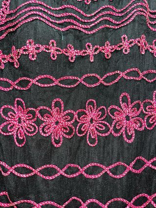 Vestido Olimara Negro con Detalles Rosas y capa