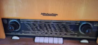 Mueble Radio tocadiscos antiguo