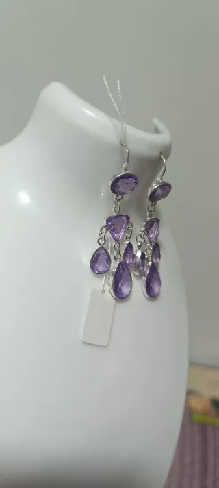 Pendientes largos morados y plateados