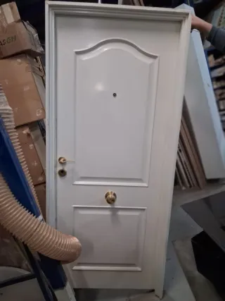 Puerta blindada blanca