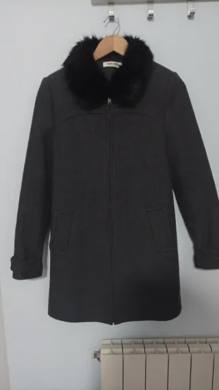 Abrigo Naf Naf gris con cuello de pelo
