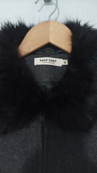 Abrigo Naf Naf gris con cuello de pelo