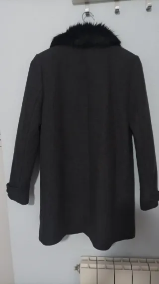 Abrigo Naf Naf gris con cuello de pelo