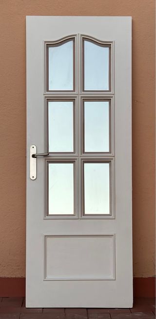 Puerta blanca con 6 cristales