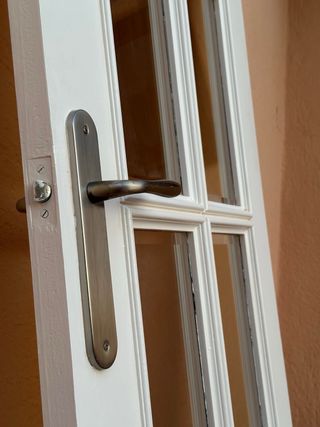 Puerta blanca con 6 cristales