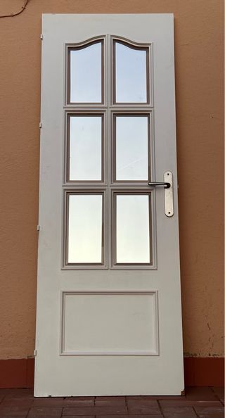 Puerta blanca con 6 cristales