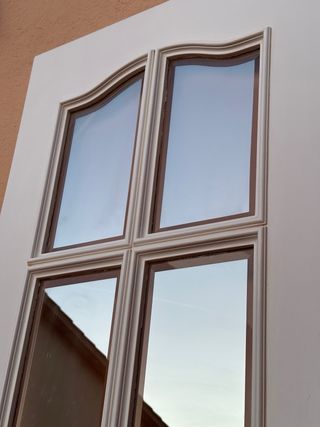 Puerta blanca con 6 cristales