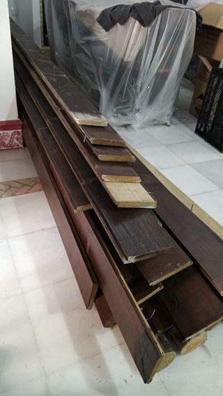 Madera oscura, postes de madera.