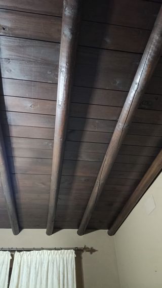 Madera oscura, postes de madera.