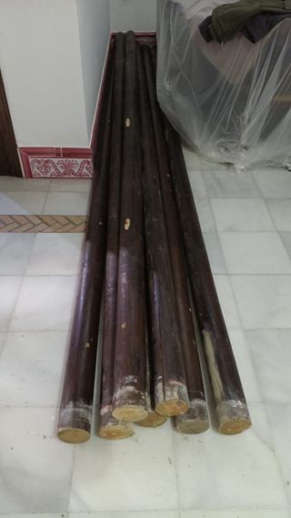 Madera oscura, postes de madera.