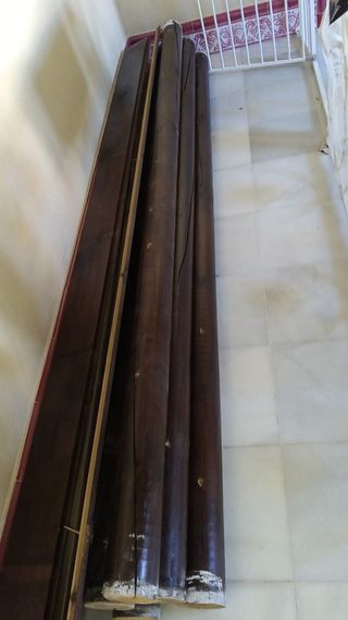 Madera oscura, postes de madera.