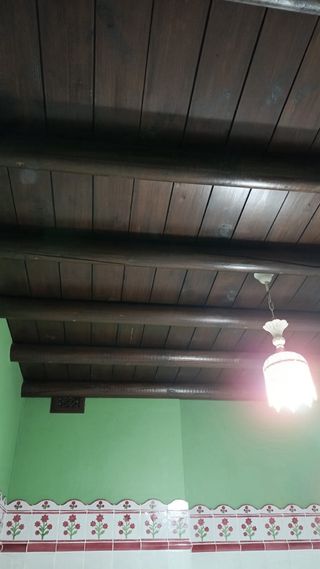 Madera oscura, postes de madera.