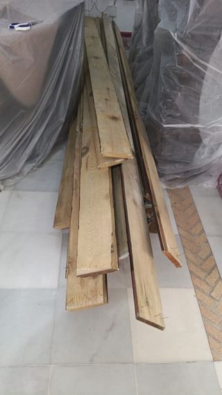 Madera oscura, postes de madera.