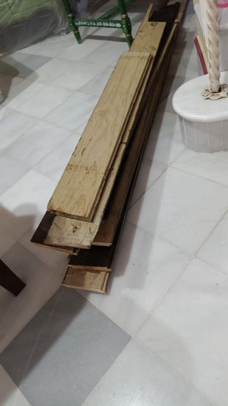 Madera oscura, postes de madera.