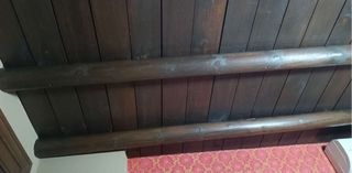 Madera oscura, postes de madera.