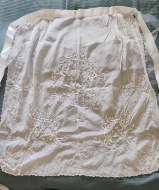 Delantal bordado indumentaria regional