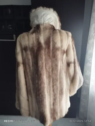 Abrigo de pelo beige y marrón