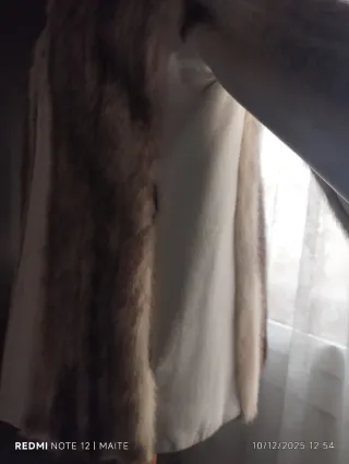 Abrigo de pelo beige y marrón