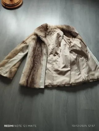 Abrigo de pelo beige y marrón