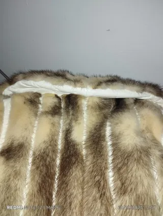 Abrigo de pelo beige y marrón