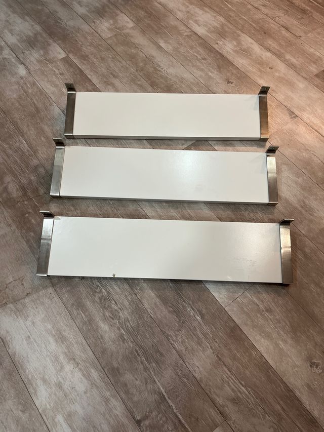 Scaffali bianchi con supporti metallici