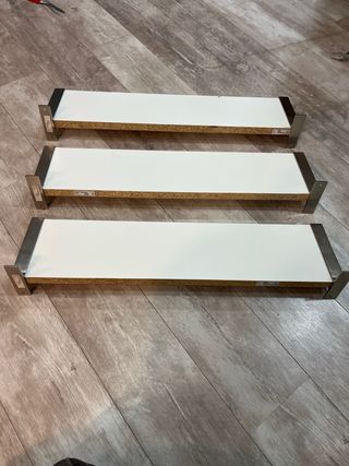 Scaffali bianchi con supporti metallici