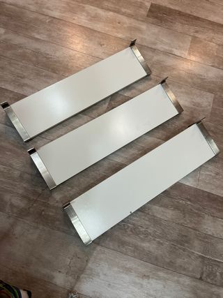 Scaffali bianchi con supporti metallici