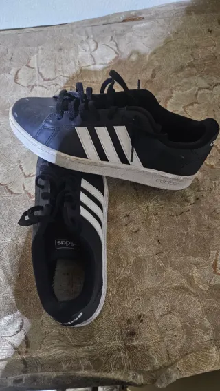 Zapatillas Adidas Negras y Blancas