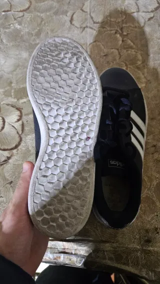 Zapatillas Adidas Negras y Blancas