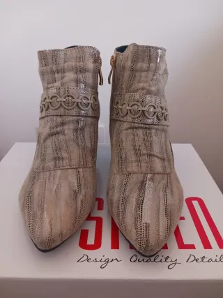 Botines de piel beige y plateado