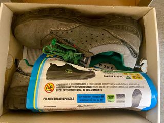 Zapatos de seguridad Cofra grises y verdes