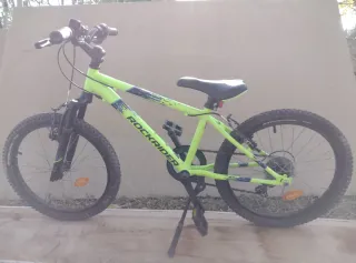 Bicicleta infantil Rockrider verde. Poco uso.