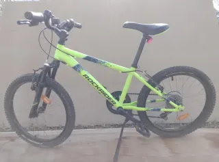 Bicicleta infantil Rockrider verde. Poco uso.