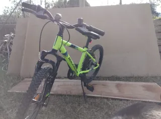 Bicicleta infantil Rockrider verde. Poco uso.