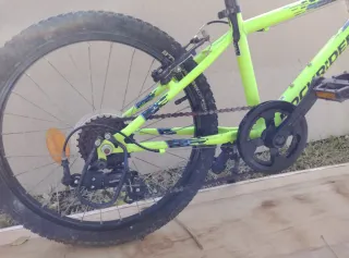 Bicicleta infantil Rockrider verde. Poco uso.