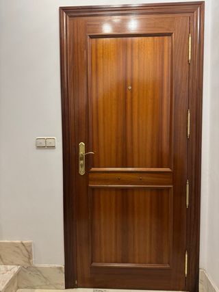 Puerta de entrada de madera