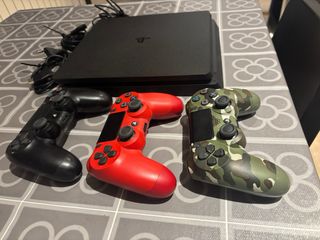 PS4 + 3 mandos + 2 juegos